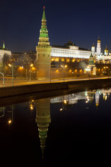 Fototapeta na wymiar Panorama of the Moscow Kremlin with a mirror image in the Moscow river in the early morning, Russia