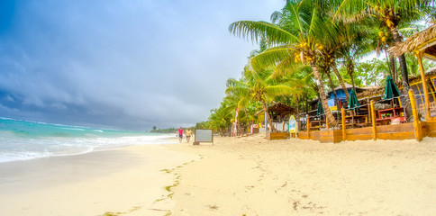 Obraz premium Caribbean beach on a overcast day. Thunderstorm approaching the beach