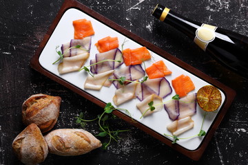 рыбное ассорти с белым вином и свежими булочками © lenakorzh