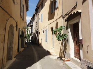 Fototapeta na wymiar Un rue étroite en Provence - France