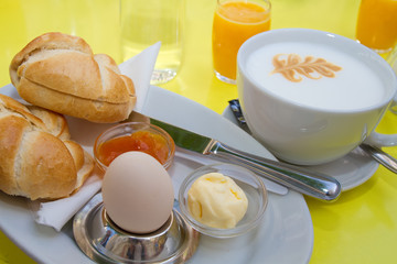 Frühstück mit Milchkaffee