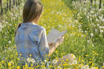 donna che legge un libro