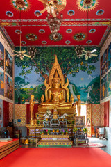 Fototapeta premium Zentraler buddhistischer Tempel Wat Plai Laem (Innenraum)