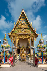 Zentraler buddhistischer Tempel Wat Plai Laem (Außenansicht)