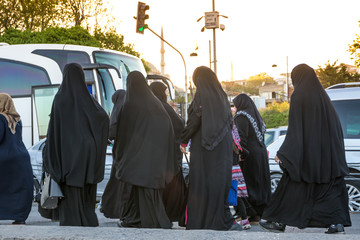Istanbul - Frauen in muslimischer Kleidung - obrazy, fototapety, plakaty