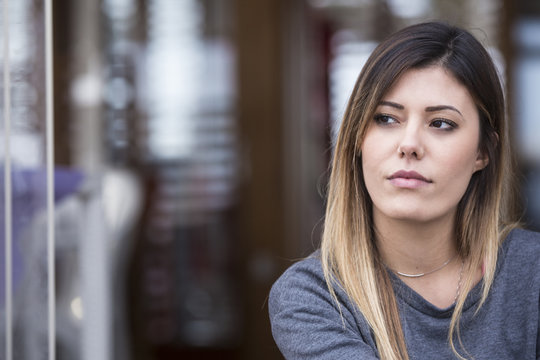 Ritratto di Giovane donna bionda - sfondo sfocato di un locale