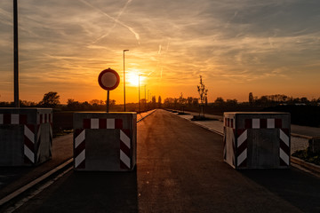 bauabsperrung im sonnenuntergang