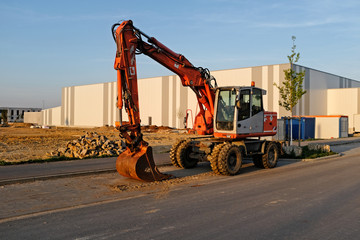 kleiner bagger im abendrot