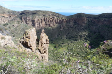 Fototapeta na wymiar Felsen an der Caldera de Bandama auf Gran Canaria.