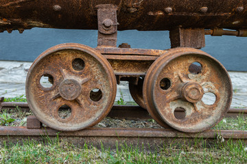 Räder einer Güterlore aus einem Bergwerk