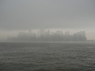 Naklejka premium New York sous le brouillard