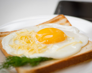 Яичница на тосте. Fried eggs on toast.