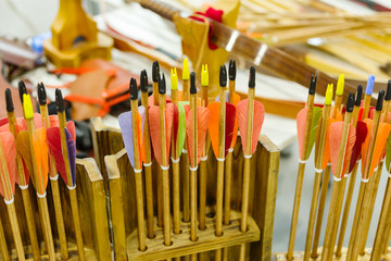 Arrows in a wooden pyrite against a background of straight bows