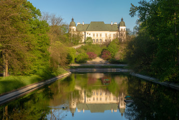 Fototapeta na wymiar Ujazdowski Castle in Warsaw, Poland