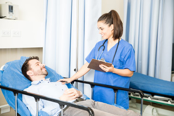 Obraz premium Doctor visiting a recovering patient