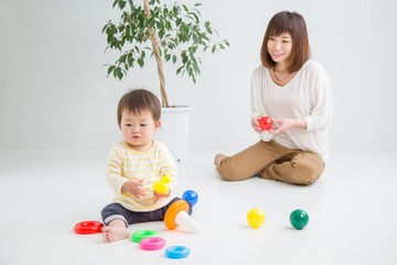 赤ちゃんと遊ぶ女性
