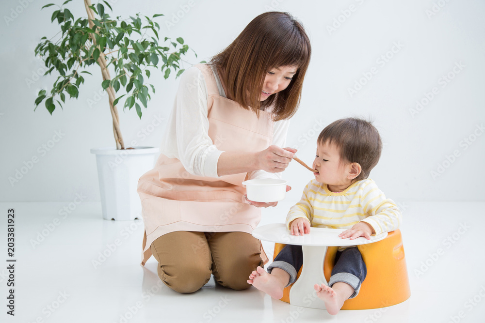 Wall mural 離乳食を食べさせる女性
