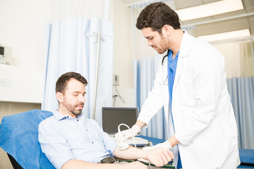 Obraz premium Man having an ultrasound on the arm