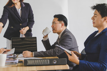 Business people are discussing work.