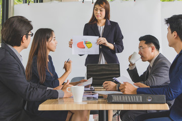 Business people are discussing work.