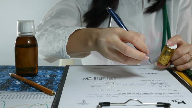 female doctor prescribes yellow pills to the patient