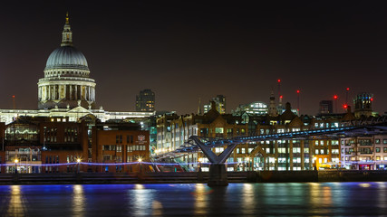 Fototapeta na wymiar London, millennium bridge. 