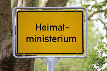 Ortschild mit dem Schriftzug Heimatministerium
