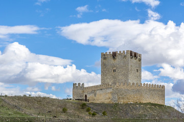 Castillo del pueblo de Tiedra en la provincia de Valladolid  España en un día soleado de invierno
