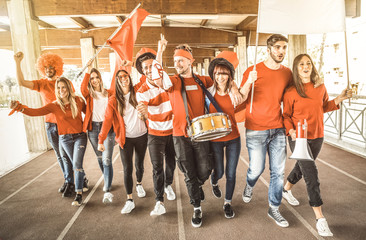 Freunde von Fußballfans jubeln und gehen zum Fußballpokalspiel im internationalen Stadion - Gruppe junger Leute mit roten und weißen T-Shirts, die sich über das Konzept der Sportweltmeisterschaft aufgeregt haben
