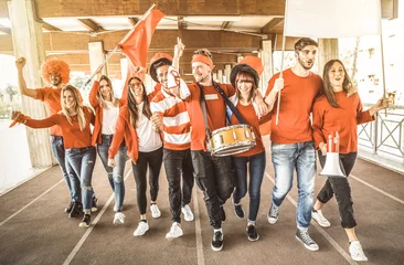 Foto op Plexiglas anti-reflex Voetbal Voetbalsupporter fans vrienden juichen en lopen naar de voetbalbekerwedstrijd in het internationale stadion - Jongerengroep met rode en witte t-shirts met opgewonden plezier op het concept van het wereldkampioenschap sport