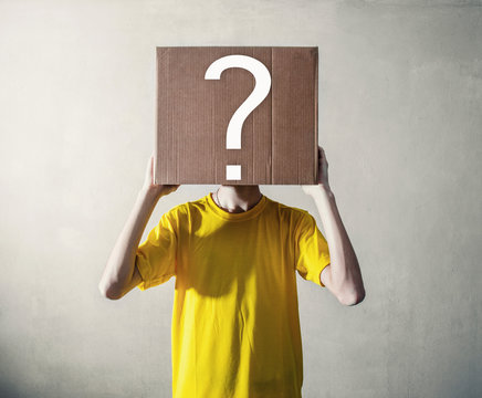 persona con in testa una scatola di cartone con punto interrogativo