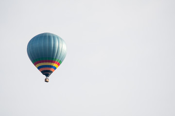 bunter Heißluft Ballon im Himmel