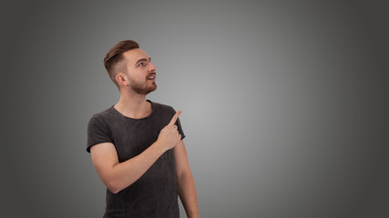 junger Mann zeigt nach rechts