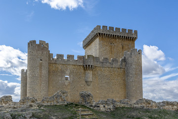 Castillo del pueblo de Villalonso en la provincia de Zamora España en un día soleado de invierno