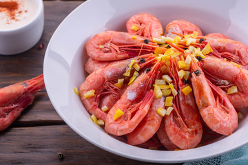 Fried shrimps in lemon juice with lemon pieces