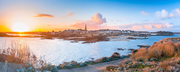 Panoramic view of walled city Saint-Malo with St Vincent Cathedral at sunrise. Saint-Maol is famous port city of Privateers is known as city corsaire, Brittany, France - obrazy, fototapety, plakaty