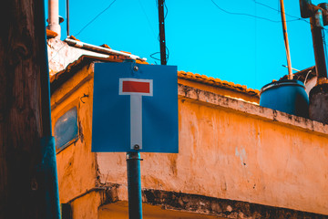dead end traffic sign with mediterranean building behind