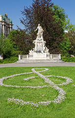 Fototapeta premium Mozart-Denkmal im Wiener Burggarten