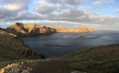 Costa con acantilados en la isla de Madeira, Portugal