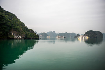 Fototapeta na wymiar Baie d'Halong, vietnam