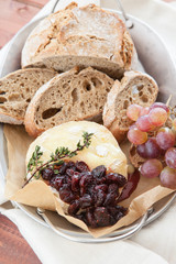Gebackener Camembert mit Cranberries