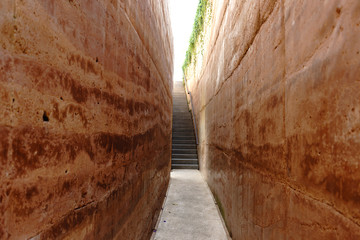 Fototapeta na wymiar Walls around the corridor