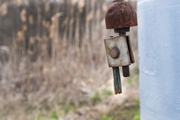 Wire breakage of aluminum grounding wire. Old wire damage. Violation of safety standards. Negligence in the work