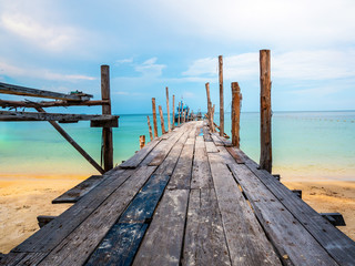 steg am Strand mit türkisem wasser im paradies