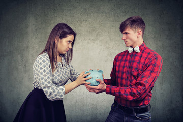 Finances in divorce. Wife and husband can not make settlement