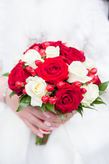Wedding bouquet with roses in the hands of the bride