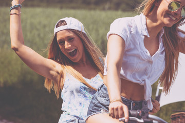 zwei freundinnen haben spaß auf dem fahrrad
