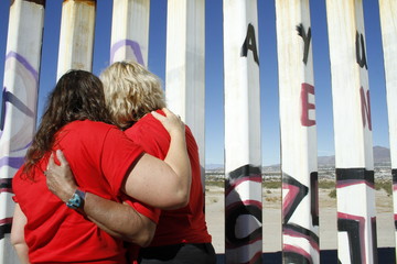 activistas pintan muro que divide mexico estados unidos