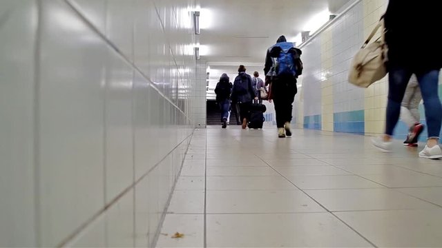Tunnel mit Menschen