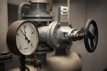 Alte Wasseruhr und Wasserleitung